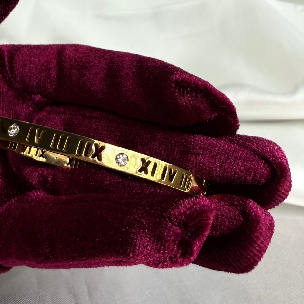 Best bracelet 
Stainless steel 
Luxury 
Roman Numeral Bracelet - Picture 11 of 13